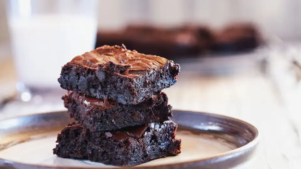 Vai passar os dias a pensar neste brownie saudável de banana e chocolate