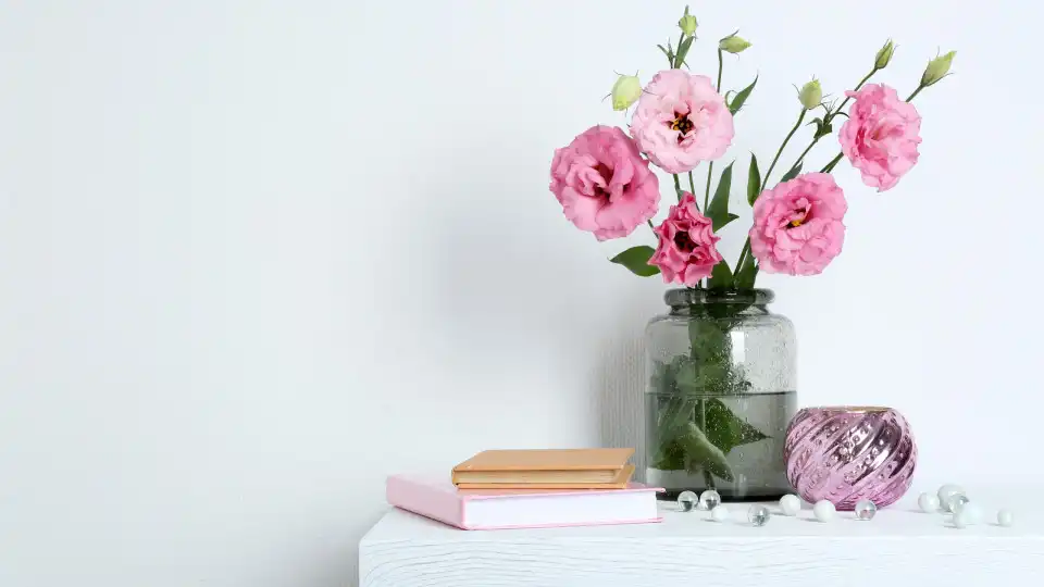 Se nunca despejou açúcar em vasos de flores, devia começar a fazê-lo