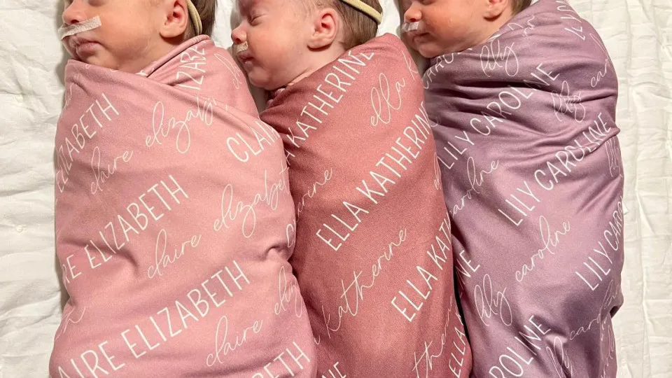 "Felizes e abençoados". Mulher dá à luz raras "trigémeas espontâneas"