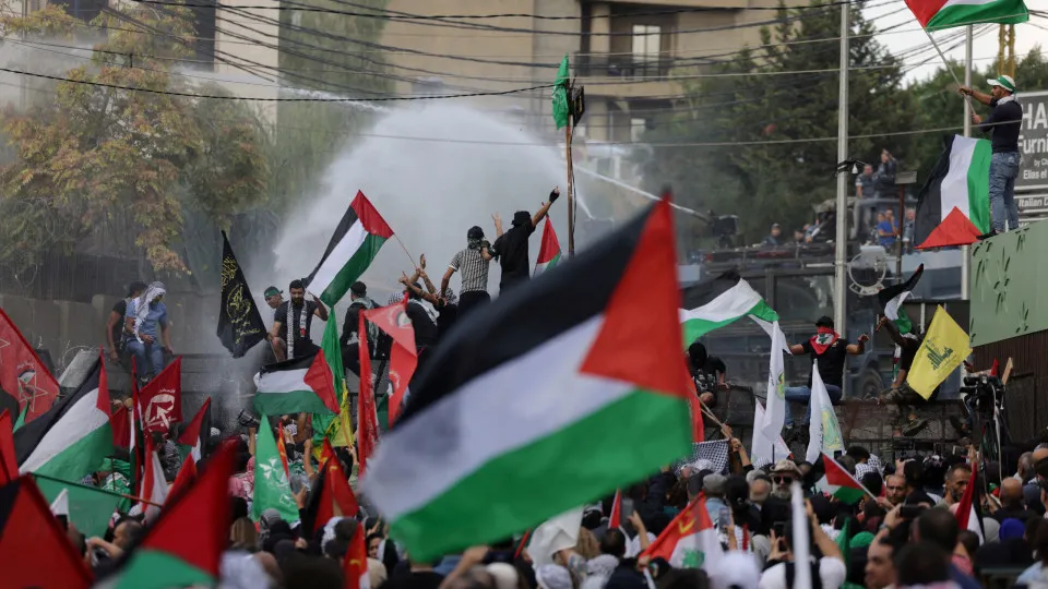 Manifestantes no Líbano protestam contra explosão de hospital em Gaza