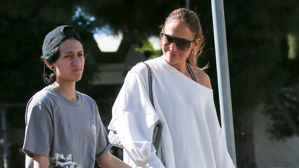 Jennifer Lopez de mãos dadas com a filha em Los Angeles 
