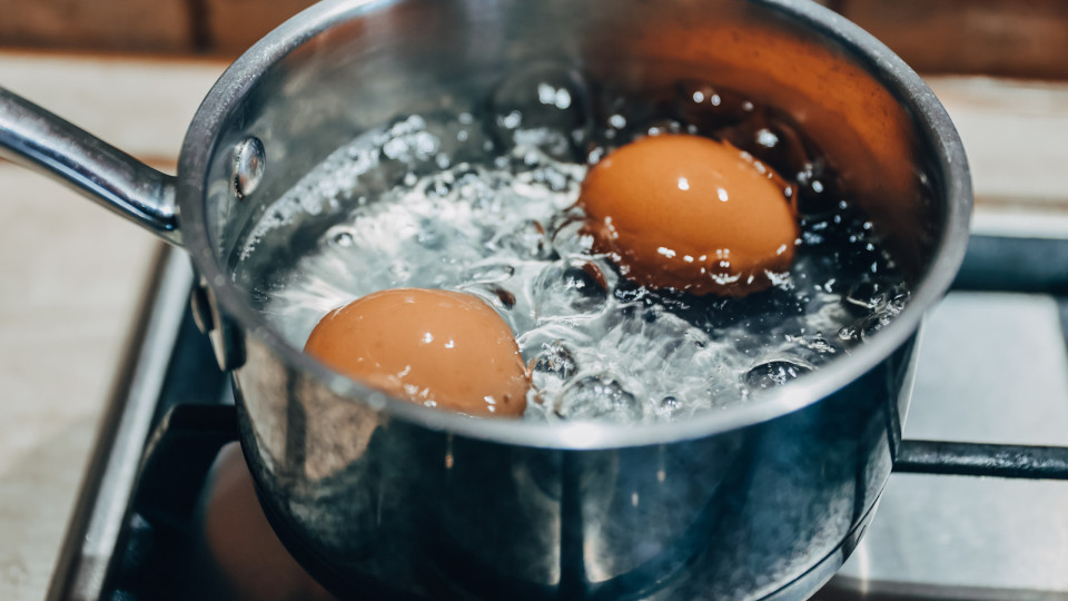 Esfregue limão nos ovos antes de cozinhá-los. Ficará rendido a esta dica