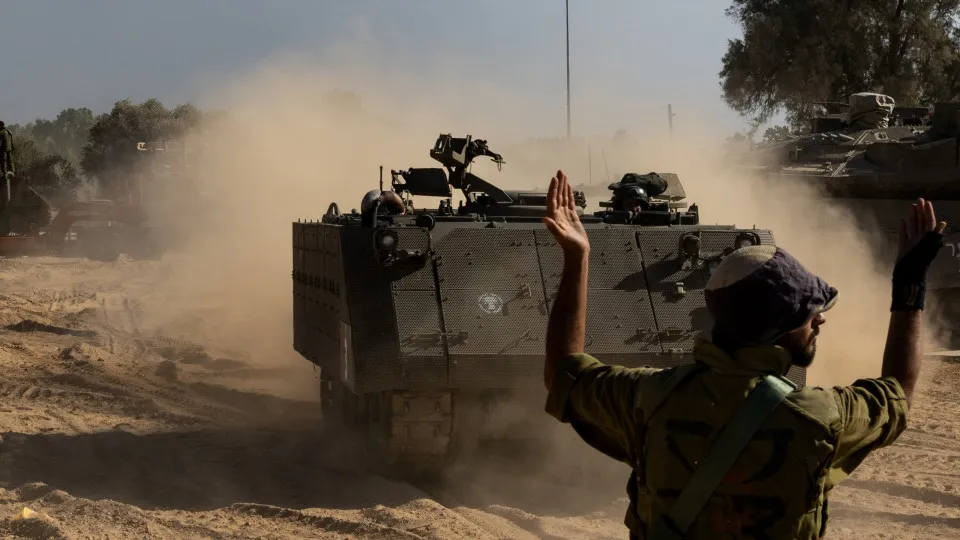 "Comovido". Militar salva menino que ficou ferido após ataque do Hamas