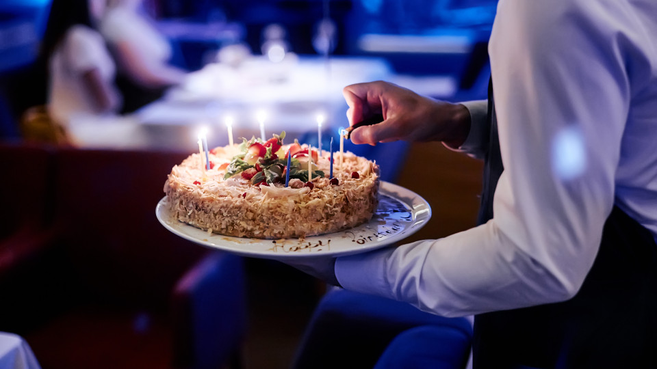 Restaurante pode cobrar (1€ por pessoa) para guardar bolo de aniversário?