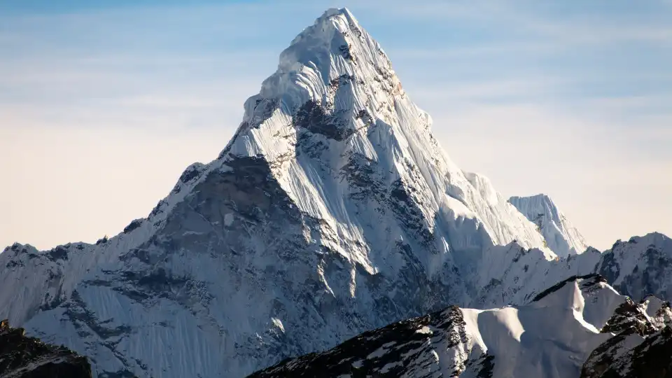 Evereste, a montanha mais alta do mundo, está a ficar maior. Porquê?