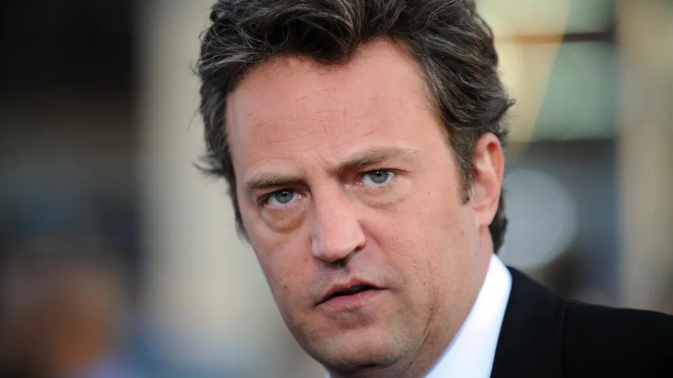 Morreu Matthew Perry, ator da série 'Friends'. Tinha 54 anos