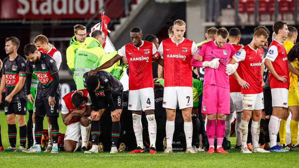 Bas Dost caiu inanimado. Imagens que se seguiram deixaram mundo arrepiado