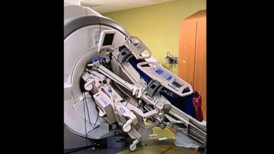 Máquina de ressonância magnética 'suga' cama e fere enfermeira
