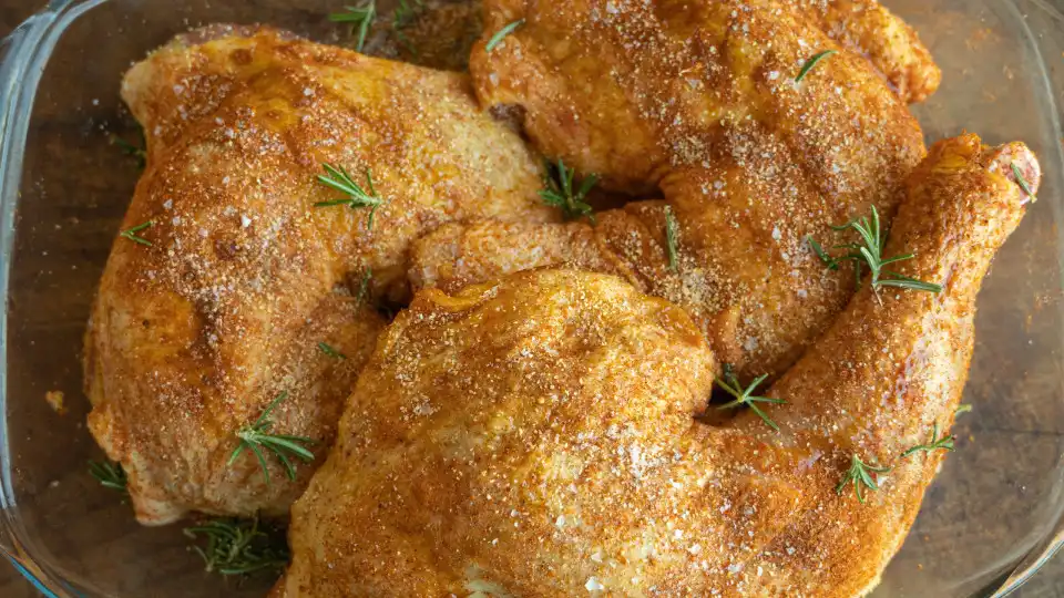 Receita inacreditavelmente fácil (e deliciosa) de frango assado em água