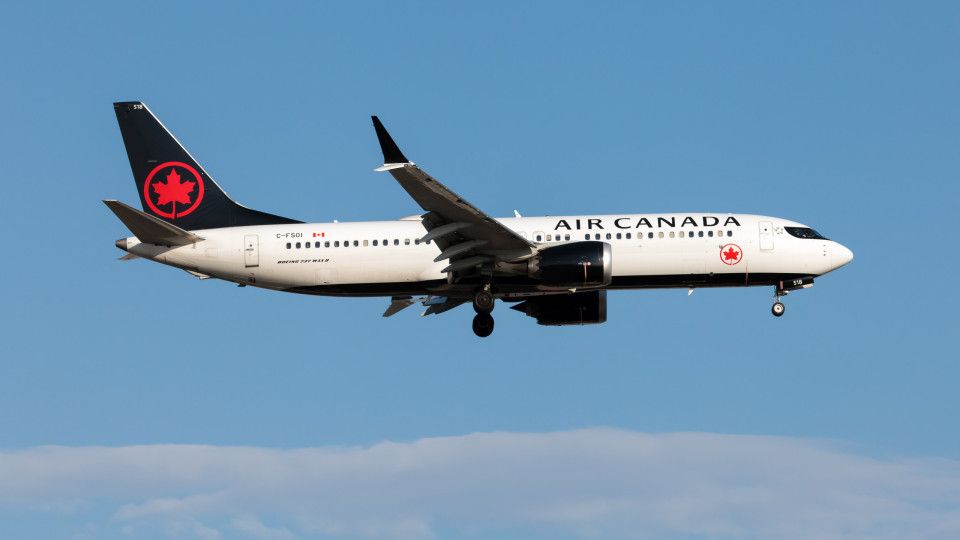 Homem entra em avião da Air Canada e salta por porta antes da descolagem