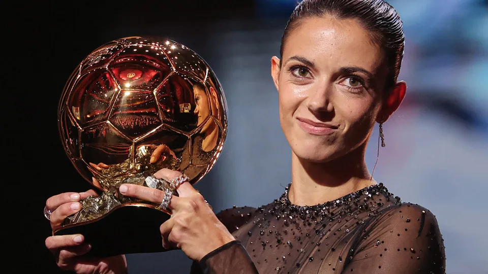TOPSHOT - FC Barcelona's Spanish midfielder Aitana Bonmati receives the Woman Ballon d'Or award during the 2023 Ballon d'Or France Football award ceremony at the Theatre du Chatelet in Paris on October 30, 2023. (Photo by FRANCK FIFE / AFP) (Photo by FRAN