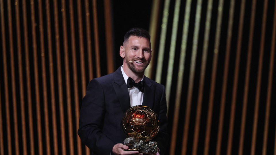 A reação de Lionel Messi após a conquista da oitava Bola de Ouro
