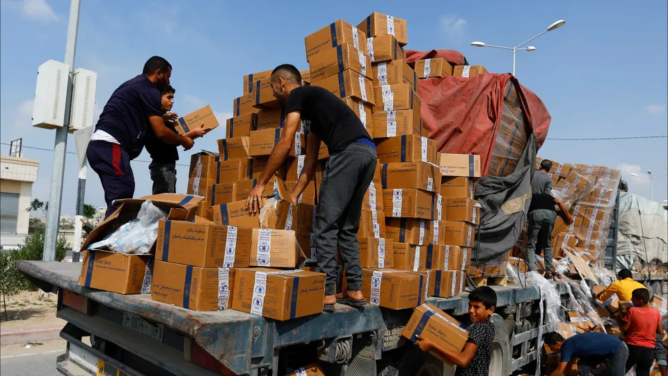 Ajuda humanitária na fronteira de Rafah, em Gaza