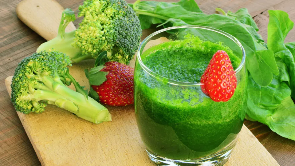 O (poderoso) batido detox de cinco ingredientes que ajuda a emagrecer