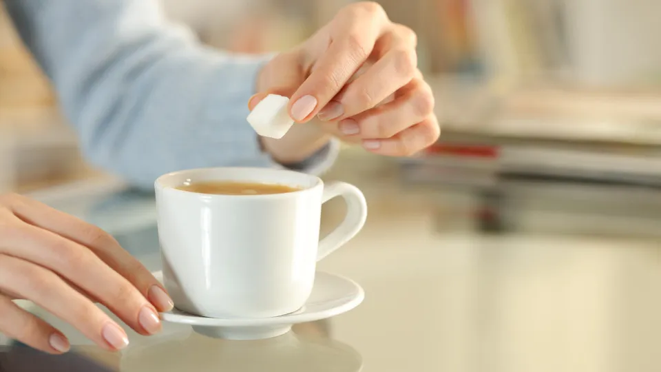 Da próxima vez que beber um café com açúcar, lembre-se disto