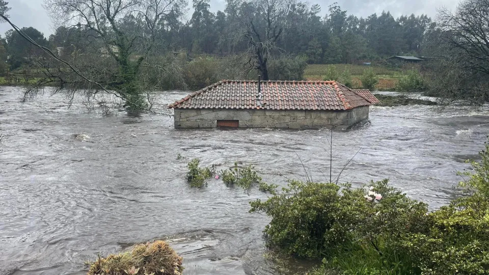 Chuvas fortes provocam subida dos caudais de rios e cheias no Norte. Veja