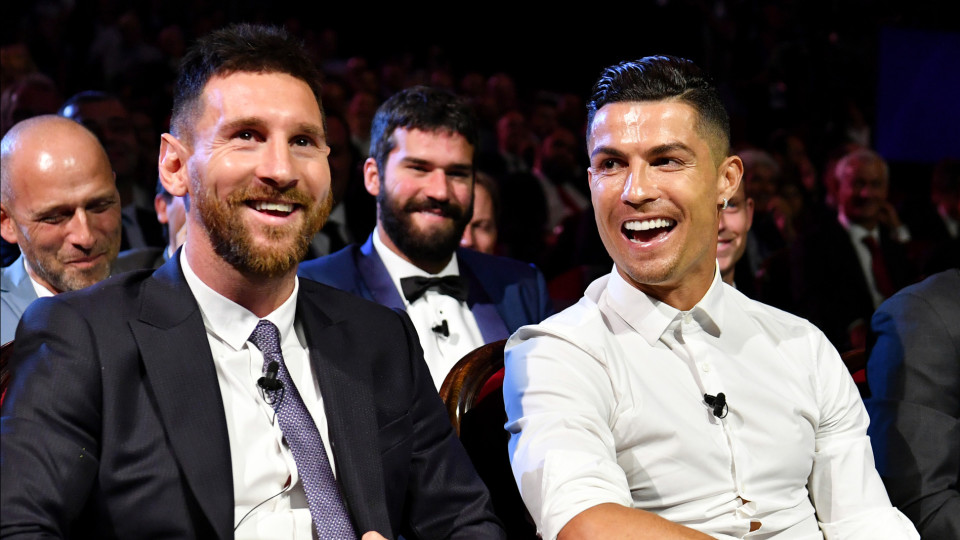 FIFA destacou Cristiano Ronaldo contra Messi num pódio... e há uma razão
