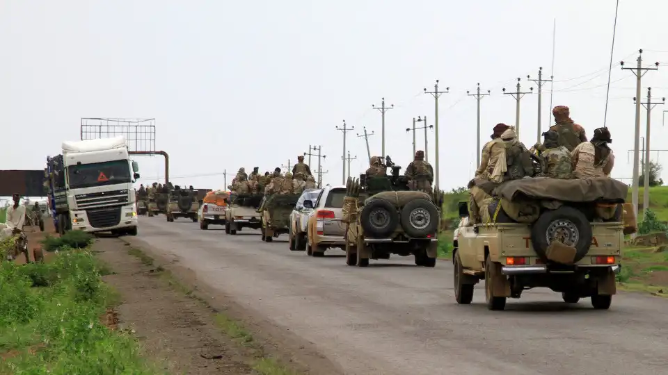 Tribunal do Sudão condena 18 militares rebeldes à morte