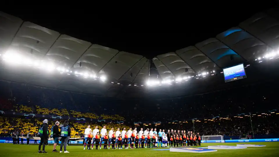 Shakhtar-Barcelona 'pintado' por bandeira da Ucrânia... e não só