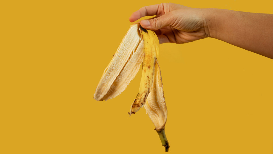 Pode usar as cascas de banana para 'alimentar' as plantas. Saiba como