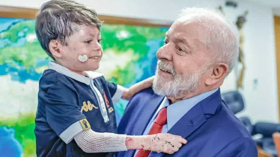 "Emocionou-me". Lula encontra-se com Gui, menino que sofre de doença rara