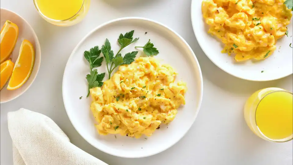 Receita de ovos mexidos com queijo feta e espinafres (no micro-ondas)