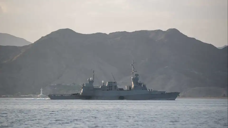 Navio cargueiro escapa ileso a mísseis em zona de ataques no mar Vermelho