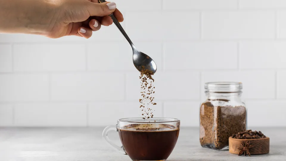 Despeje café na sanita e prepare-se para presenciar algo incrível