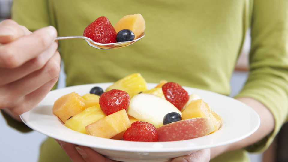 Será saudável comer apenas fruta ao jantar? Nutricionista esclarece