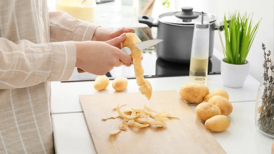 Cascas de batata no lixo, nunca mais! Use-as para 'tapar' cabelos brancos