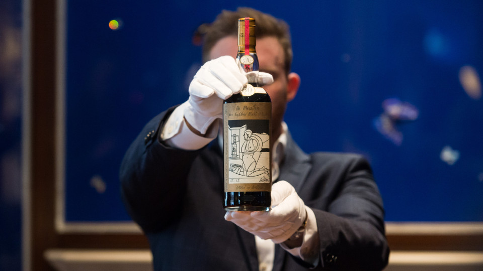 Garrafa de whisky leiloada por valor recorde de 2,5 milhões de euros