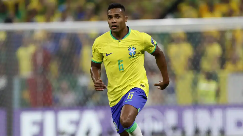 Alex Sandro continua em Portugal, mas futuro pode passar pelo Brasil