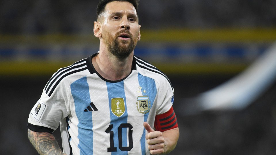 Camisolas de Messi vão ser leiloadas e podem atingir valor recorde