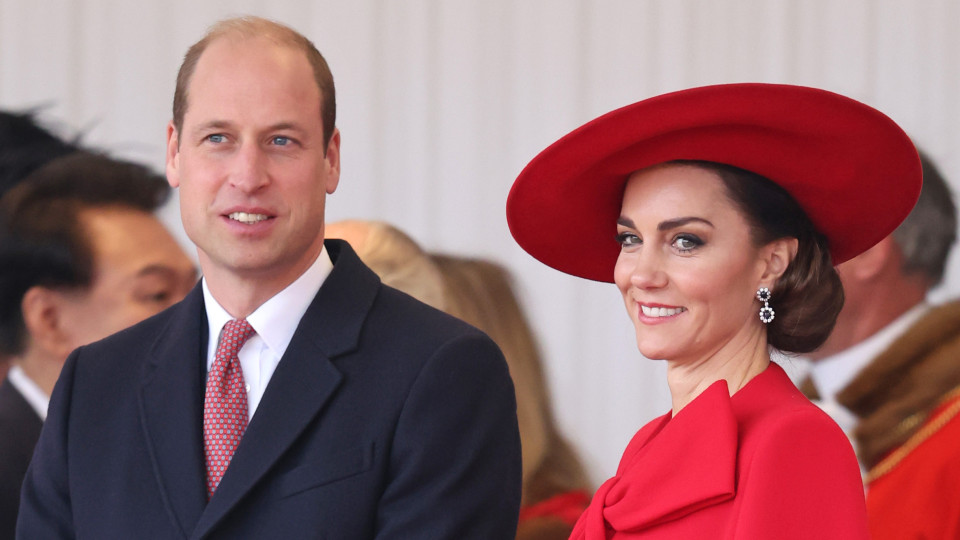 Princesa Kate Middleton deslumbra com look 'natalício'