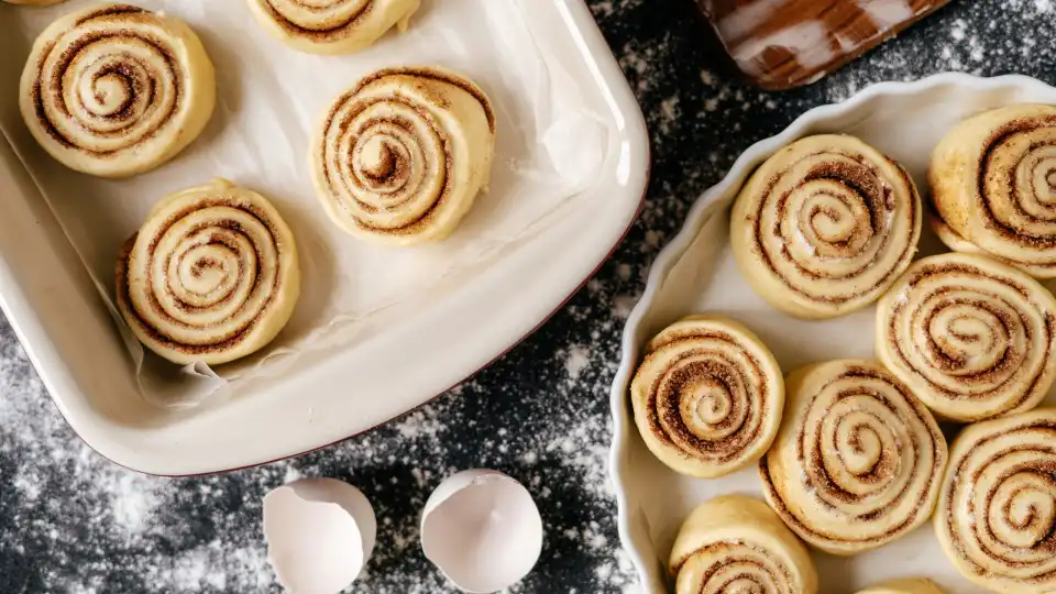 Ai a gula! O que acha de provar estes rolinhos de pão de banana e canela?