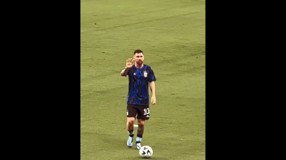 Antes da confusão, Messi foi ovacionado... pelos adeptos brasileiros