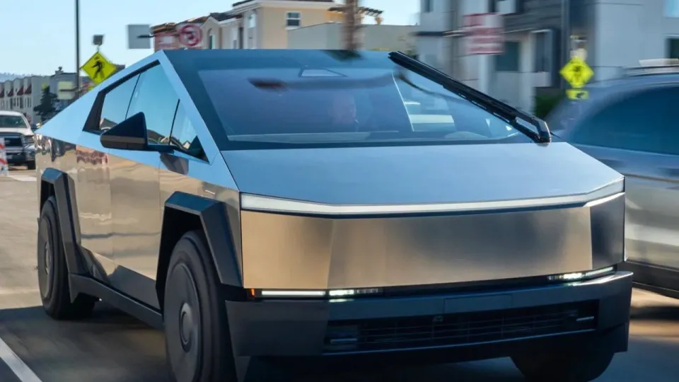 Jornalista aluga Tesla Cybertruck por 1 dia e vê o dedo do meio 17 vezes