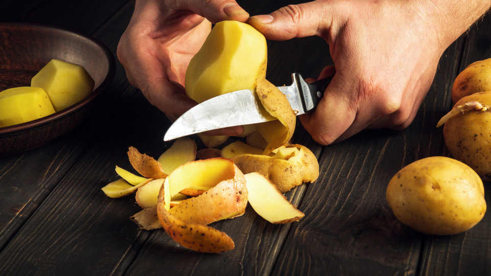 O truque simples para remover a casca das batatas em segundos