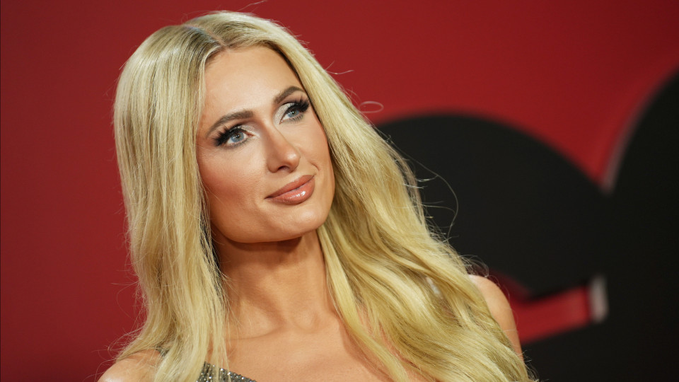 Paris Hilton põe "sangue, suor e lágrimas" em novo videoclipe