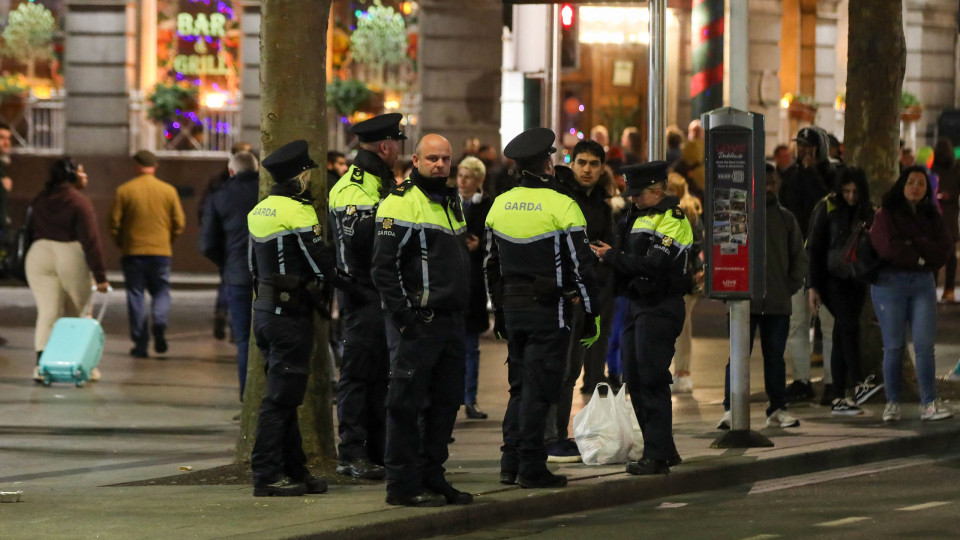 Polícia reforça segurança em Dublin após distúrbios de quinta-feira