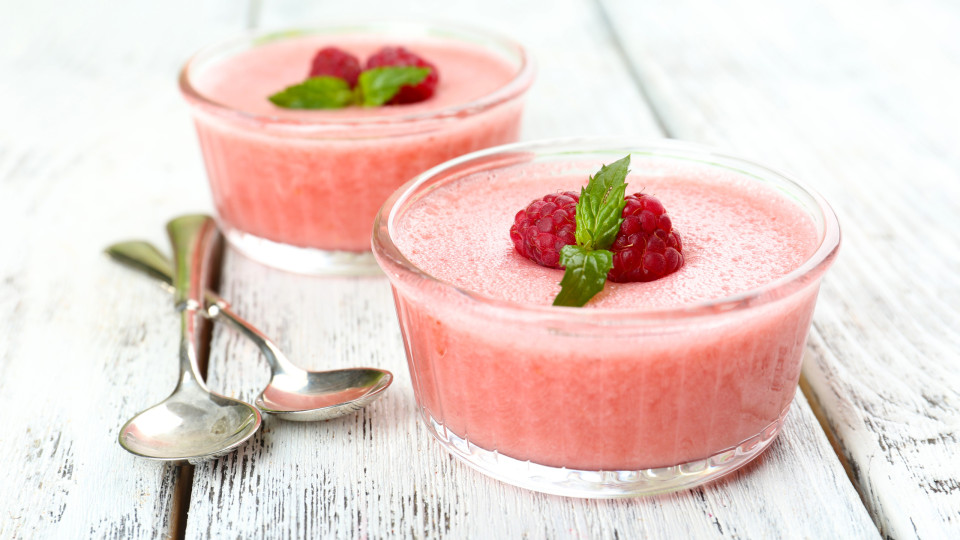 A mousse de framboesa e espumante que é ideal para comer a dois