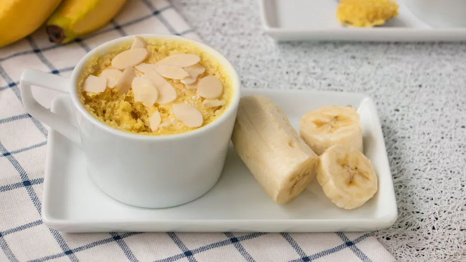 Receita (gulosa) de bolo de caneca de banana e manteiga de amendoim