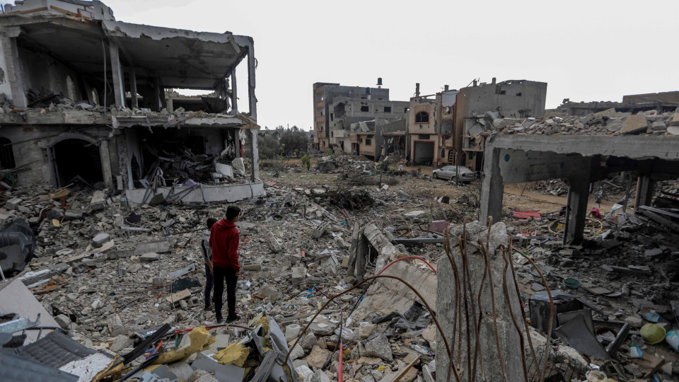 "Quero a minha família de volta". Menina retirada dos escombros em Gaza 