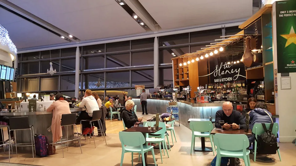 O que deve evitar comer num aeroporto, segundo dois cardiologistas