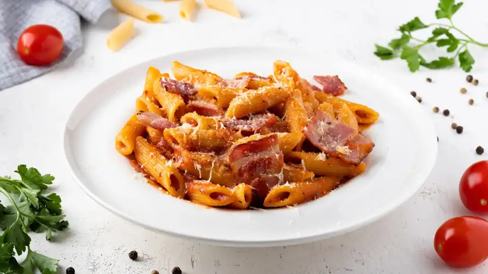 Despache o jantar em 20 minutos e faça esta massa com bacon e tomate