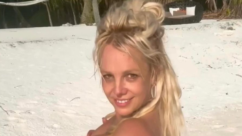 Britney Spears volta a surpreender ao posar nua... no meio da praia
