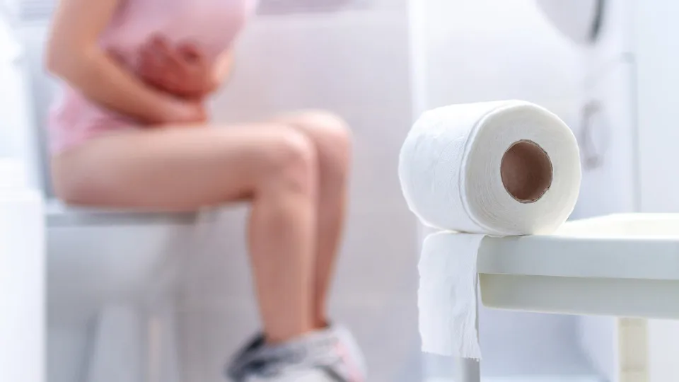 Faça isto aos cotovelos quando estiver sentado na sanita