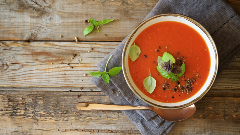 Dias frios pedem sopas quentes (e deliciosas) como esta de tomate