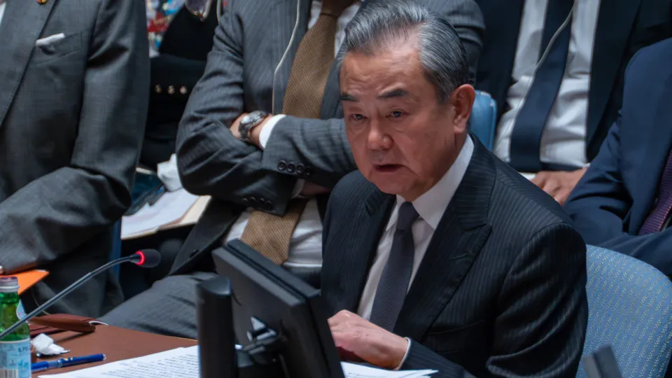 MNE chinês apela ao "diálogo" em encontro com embaixadores europeus