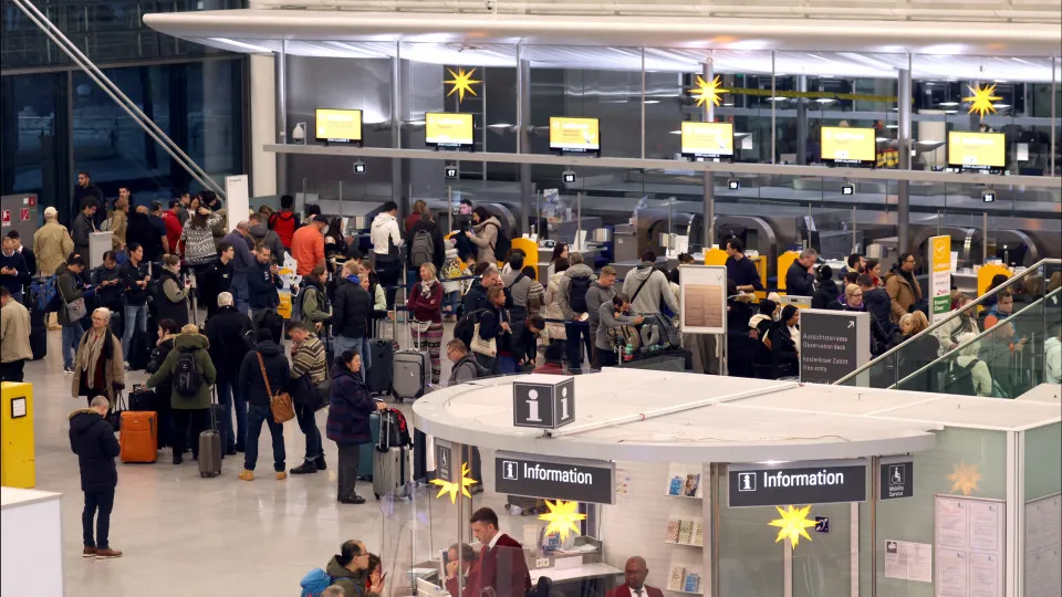 Aeroporto de Munique volta a encerrar após avistamentos de drones